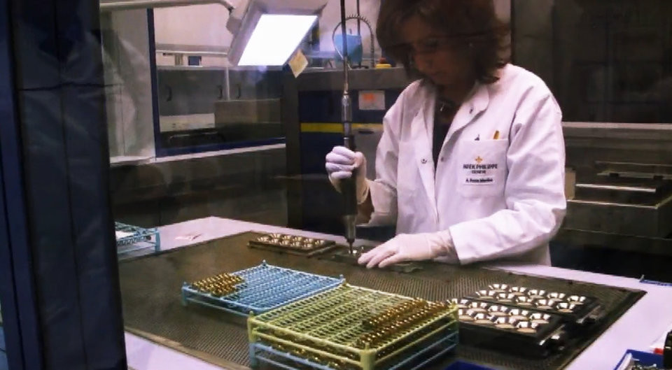 Tất nhiên công nghệ hiện đại giúp cắt và giữ các khuôn đúc bánh răng đồng hồ hoàn hảo nhất.