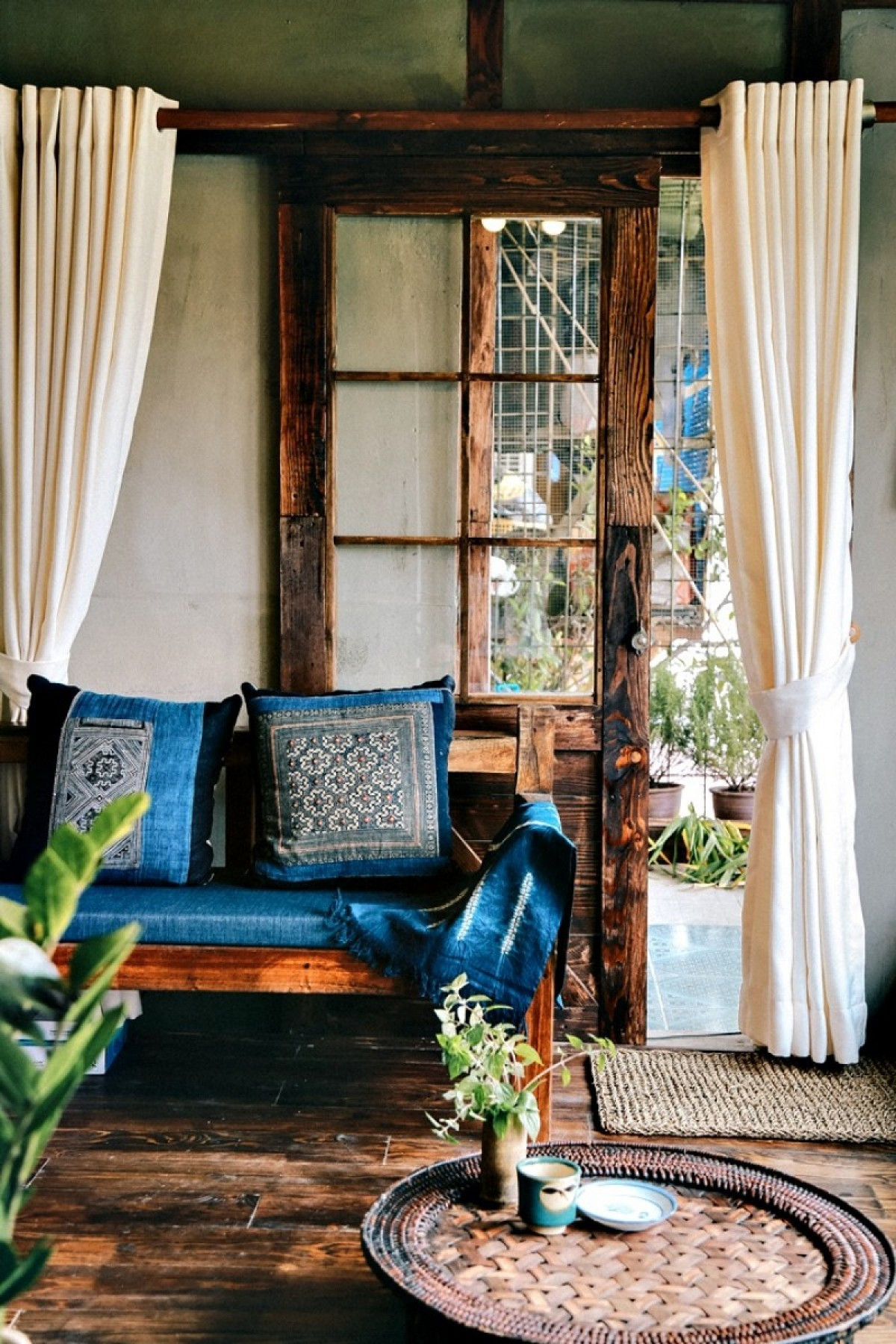 Vì vậy, gia chủ loại bỏ hết các vách ngăn vốn có, lựa chọn không gian mở để làm thoáng đãng, sáng không gian.