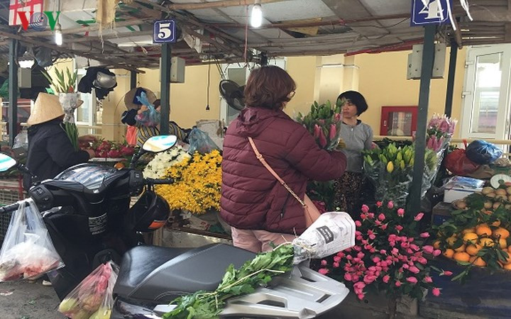 Chị Liên (ở Kim Ngưu, quận Hai Bà Trưng, Hà Nội) tranh thủ mua hoa từ sáng sớm.