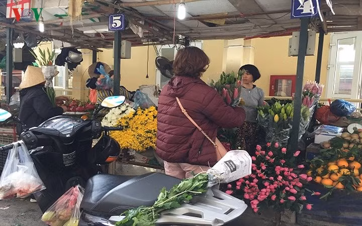 Chị Liên (ở Kim Ngưu, quận Hai Bà Trưng, Hà Nội) tranh thủ mua hoa từ sáng sớm.