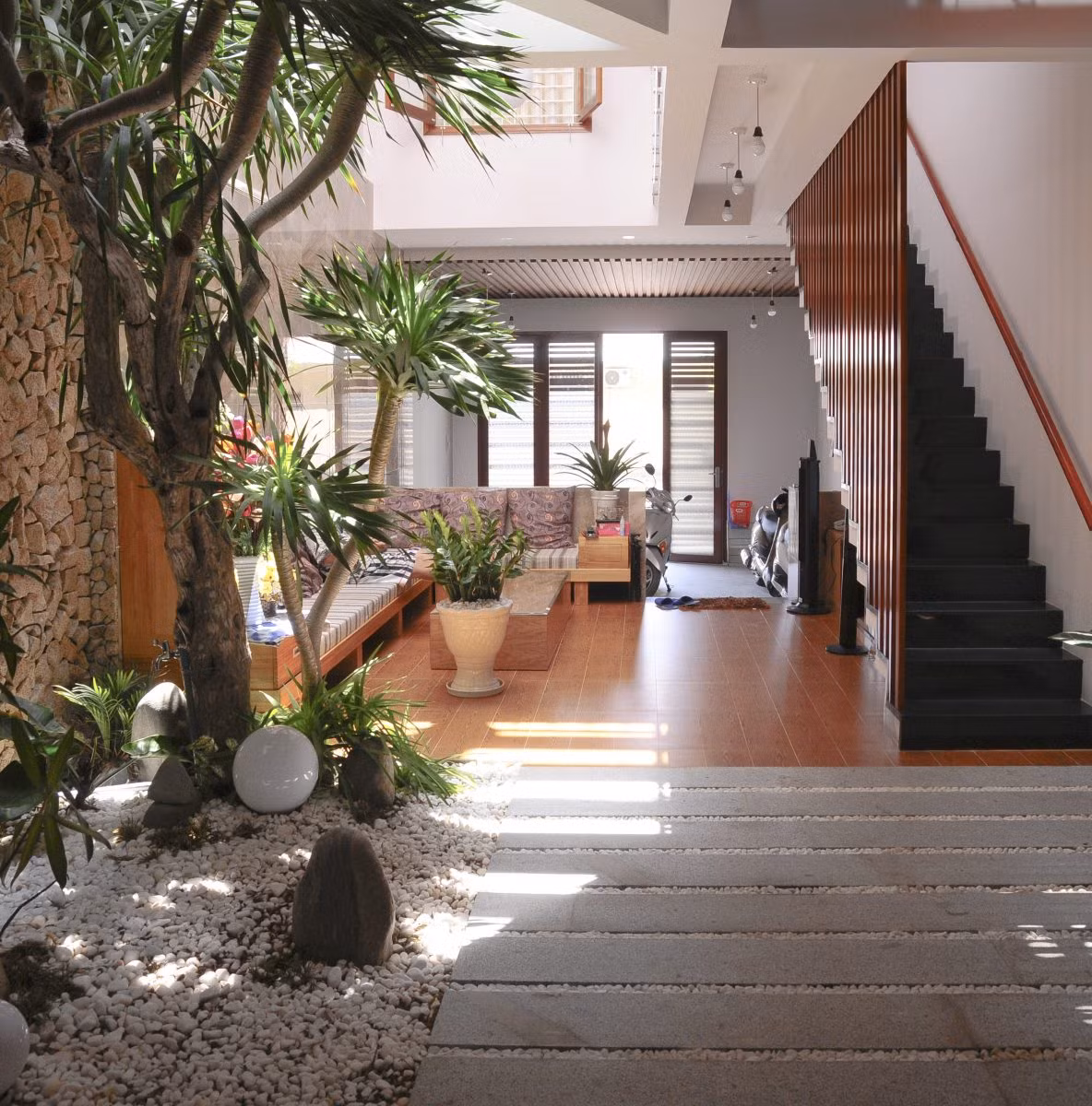 Thiết kế mở cho không gian phòng khách ngập ánh nắng.