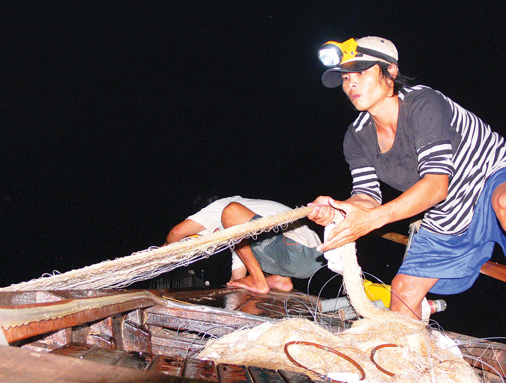 Mỗi lưới cách nhau khoảng 200 mét để không vướng vào nhau. Ảnh: Tintucmientay.