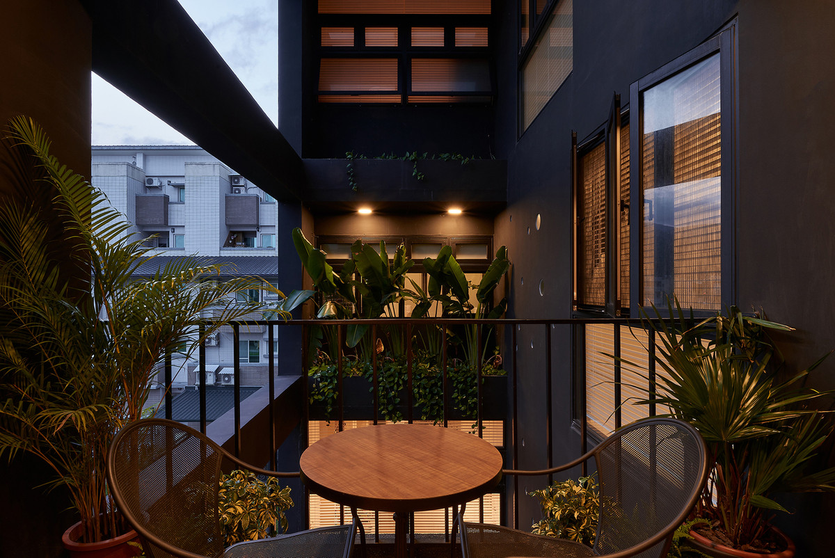 Khoảng giếng trời đặt giữa nhà mở ra khung cảnh tự nhiên xung quanh cho các phòng nghỉ.