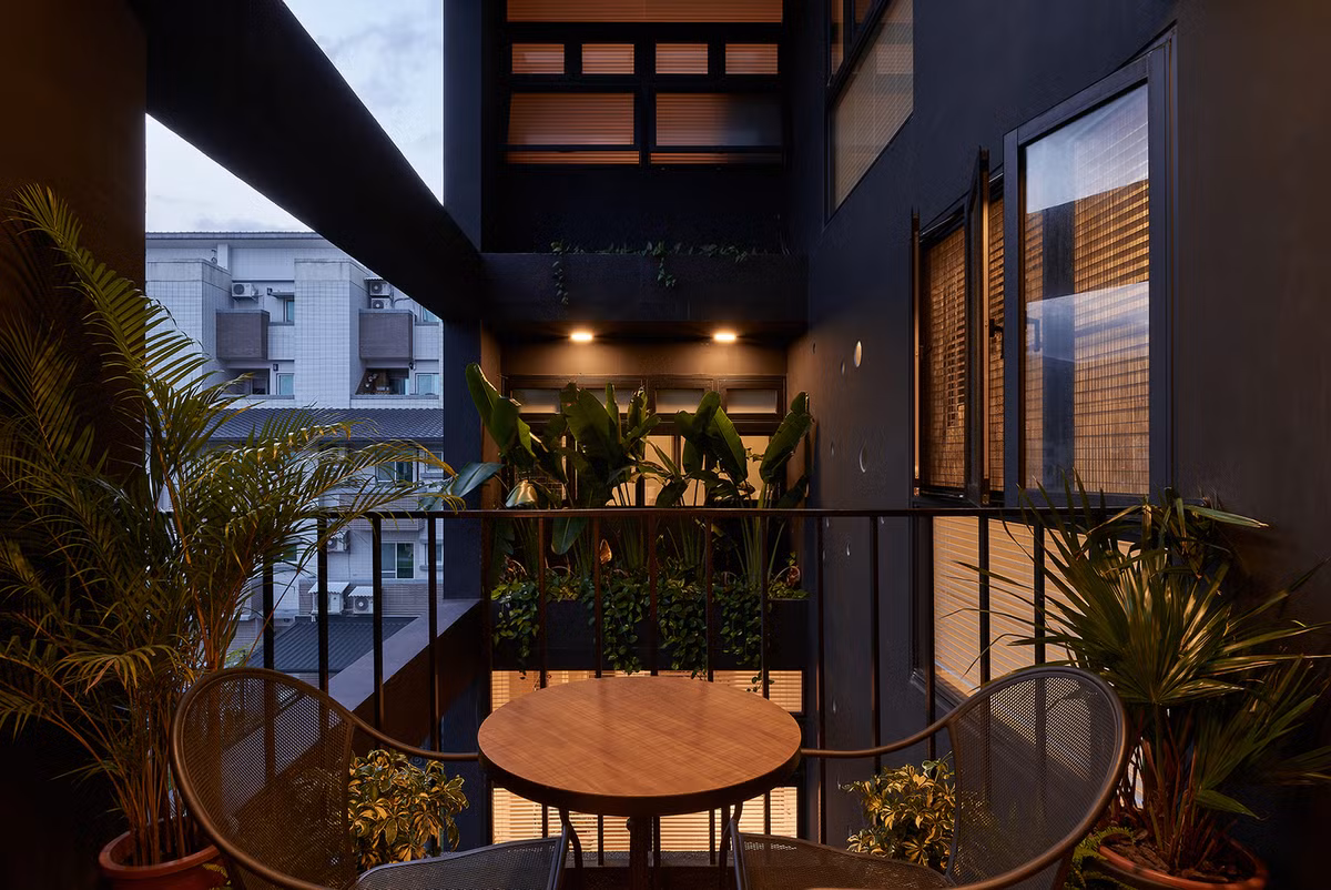 Khoảng giếng trời đặt giữa nhà mở ra khung cảnh tự nhiên xung quanh cho các phòng nghỉ.