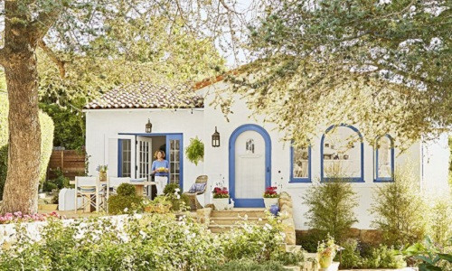 Vài năm trước, vợ chồng Kelley và Greg Motschenbacher quyết định mua ngôi nhà cũ xây từ năm 1920 ở Santa Barbara (California, Mỹ).