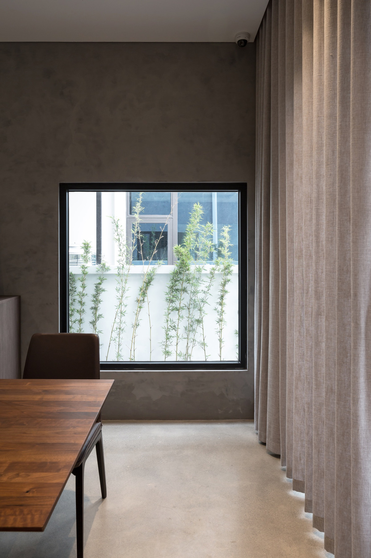 Nhờ đó, hệ thống phòng ngủ được cung cấp thêm một góc nhìn, một khoảng lấy sáng, thông gió và một không gian sinh hoạt riêng tư.