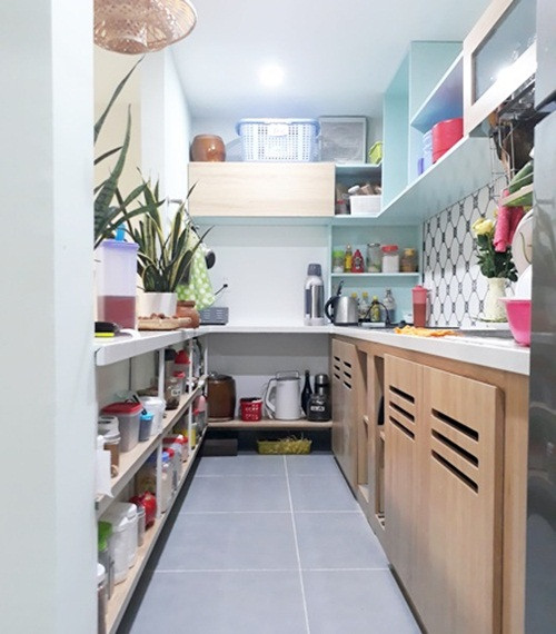 Hệ tủ bếp tuy nhỏ nhưng có đầy đủ đồ gia dụng nấu ăn.