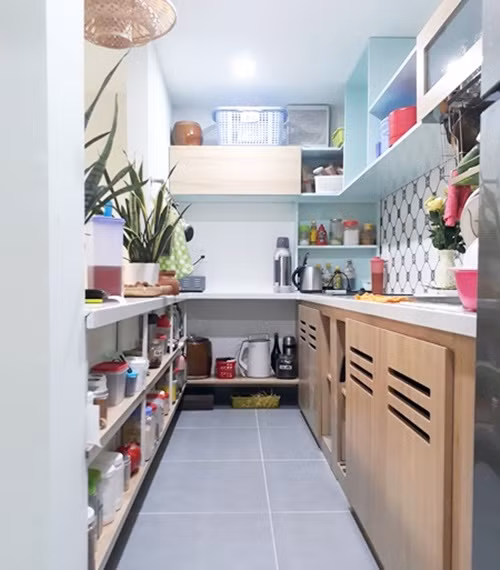 Hệ tủ bếp tuy nhỏ nhưng có đầy đủ đồ gia dụng nấu ăn.