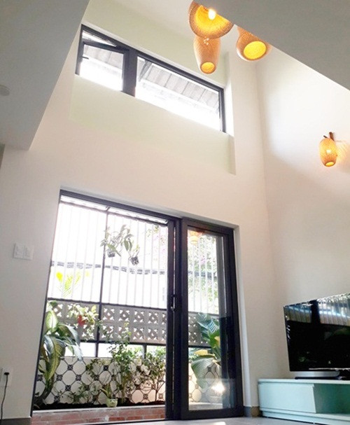 Vách ngăn trong phòng trọ cũ được phá bỏ, tạo thành phòng khách cao, rộng và thông thoáng.