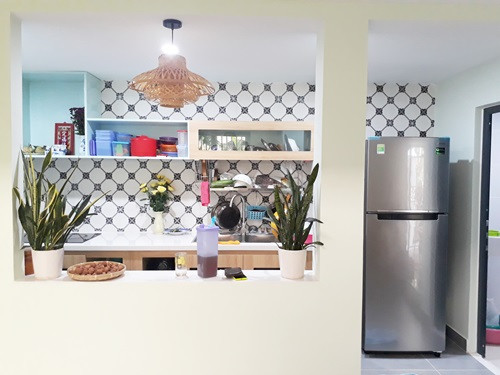 Do diện tích hạn chế nên nội thất nhà bếp được tận dụng để lưu trữ đồ.