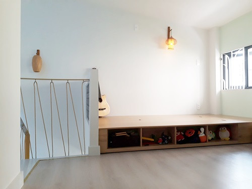 Giường ngủ đồng thời là góc lưu trữ đồ chơi của trẻ.