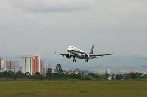 Embraer 190 có thể bay với tốc độ cao nhất 870km/h. Ảnh: Aerospace-technology.