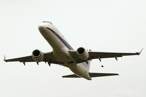Máy bay Embraer 190 có chiều dài 36 mét và tầm bay 4.537 km. Ảnh: Aerospace-technology.