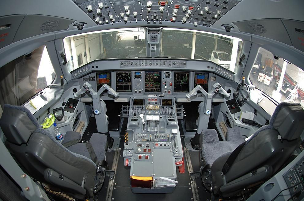 Buồng lái máy bay trang bị hoàn toàn kỹ thuật số với 5 màn hình màu tinh thể lỏng. Ảnh: Glassdoor.