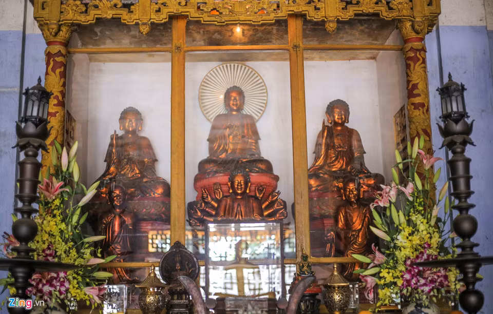 Chính giữa điện thờ là tượng Phật sắc vàng cháy của nước vàng thếp ngày xưa còn lại. Và có một pho tượng của ngài A-Nan, một tượng của ngài Ca-Diếp, và đặc biệt là pho tượng Chuẩn Đề có nhiều tay rất mỹ thuật.