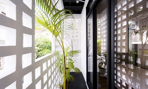 Gần đây, gạch bông gió được sử dụng như một cách kết nối không gian trong và ngoài hiệu quả. Ảnh: Kinhnghiemlamnha.