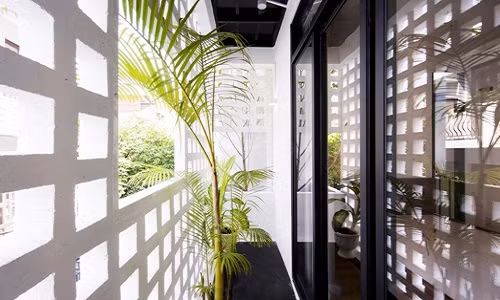 Gần đây, gạch bông gió được sử dụng như một cách kết nối không gian trong và ngoài hiệu quả. Ảnh: Kinhnghiemlamnha.