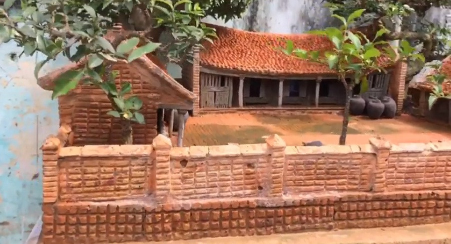 Mới đây, một tiểu cảnh nhà cổ làng quê thu hút sự chú ý đặc biệt của giới chơi cây cảnh trên mạng xã hội.