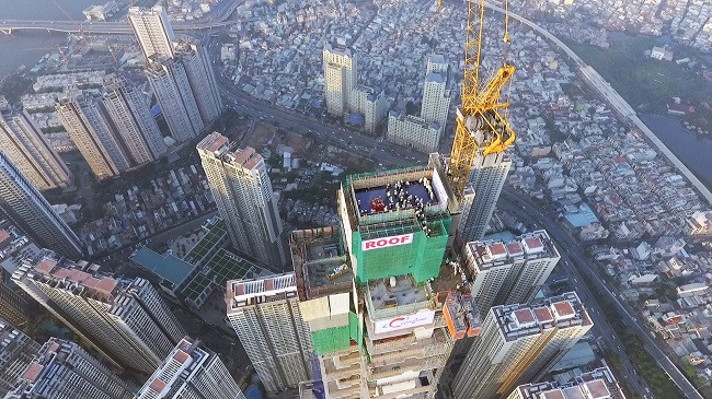 Theo dự kiến, tòa nhà Landmark 81 sẽ hoàn thành trong vòng 1 tháng, kể từ ngày cất nóc dự án. Ảnh: TheLEADER.