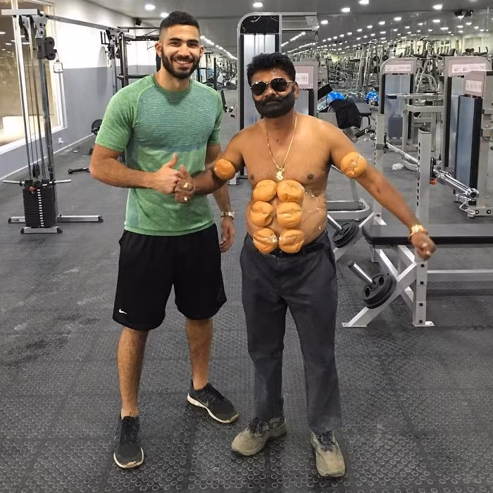 Dù đã ở tuổi 44, ông Sul (kỹ sư tới từ Ấn Độ) vẫn không hề cảm thấy già nua. Ông chẳng ngại ngần tiếp xúc với thiết bị điện tử, hòa nhập cùng giới trẻ.