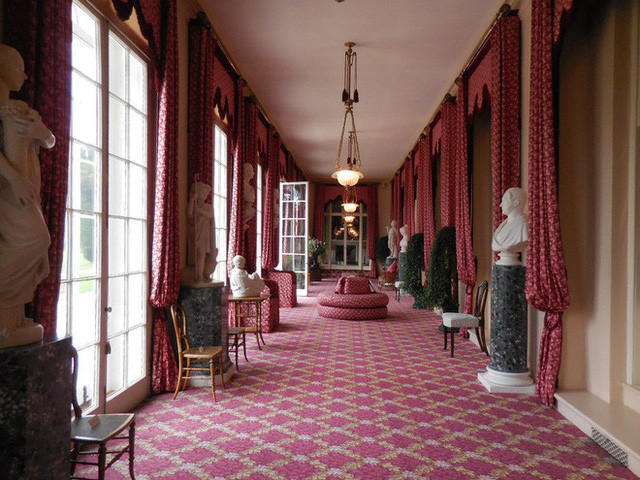 Frogmore House đã và đang trở thành địa điểm du lịch hấp dẫn ở nước Anh. Và trong 3 ngày, mùng 5,6,7 tháng 6/2018 sắp tới, Frogmore House sẽ mở cửa đón du khách tham quan và thưởng ngoạn vườn hoa muôn màu sắc nhằm gây quỹ từ thiện.