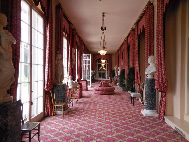 Frogmore House đã và đang trở thành địa điểm du lịch hấp dẫn ở nước Anh. Và trong 3 ngày, mùng 5,6,7 tháng 6/2018 sắp tới, Frogmore House sẽ mở cửa đón du khách tham quan và thưởng ngoạn vườn hoa muôn màu sắc nhằm gây quỹ từ thiện.