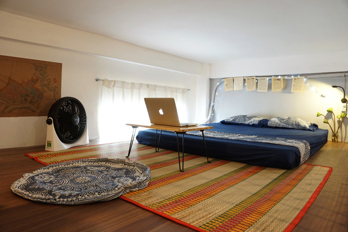 Khu vực nghỉ ngơi ngập ánh sáng tự nhiên được nhờ khung cửa sổ cao.