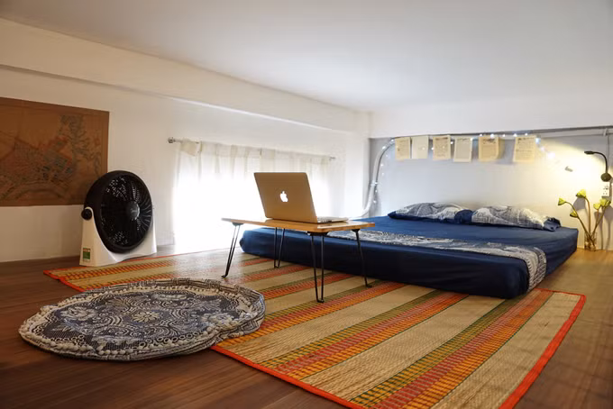 Khu vực nghỉ ngơi ngập ánh sáng tự nhiên được nhờ khung cửa sổ cao.