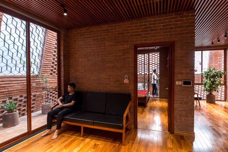 Không chỉ có vậy, nhà gạch mộc mang đến cảm giác ấm áp, gần gũi trong mùa đông và mát mẻ, khoáng đạt trong mùa hè.