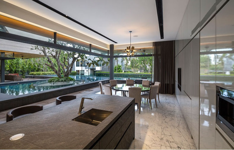 Khu vực bếp, bàn ăn sang trọng đều hướng tầm nhìn ra phía bể bơi.