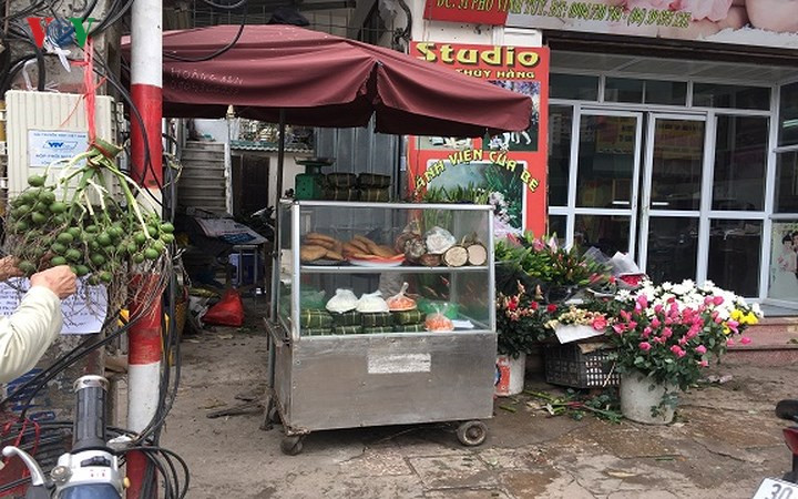 Giò chả cũng được nhiều người mua về dâng lên gia tiên trong lễ rằm tháng Giêng.