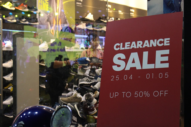 Phố Thời trang hình thành dựa trên thói quen mua sắm của người dân. Bắt đầu từ một vài cửa hiệu kinh doanh quần áo, giày dép, đường Nguyễn Trãi hiện nay đã tấp nập với nhiều hộ kinh doanh, đặc biệt vào dịp lễ, Tết. Ảnh: Zing.