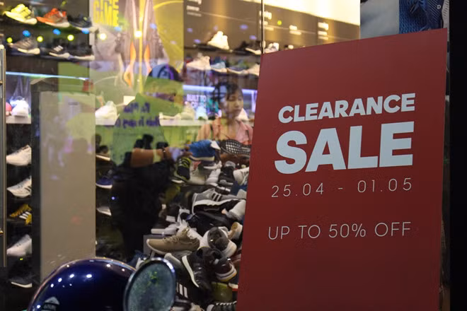 Phố Thời trang hình thành dựa trên thói quen mua sắm của người dân. Bắt đầu từ một vài cửa hiệu kinh doanh quần áo, giày dép, đường Nguyễn Trãi hiện nay đã tấp nập với nhiều hộ kinh doanh, đặc biệt vào dịp lễ, Tết. Ảnh: Zing.