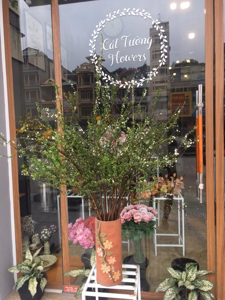 Hoa tuyết mai nhập khẩu được bán theo cành. Ảnh: Shop Hoa Cát Tường.