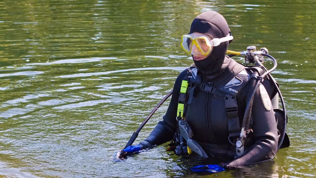  Thợ lặn vớt bóng golf - Thu nhập ước tính hàng năm: lên tới 150.000 USD (làm toàn thời gian) Theo CNN, một thợ lặn vớt bóng golf toàn thời gian có thể được trả tới 150.000 USD một năm. Thông thường, tại Mỹ, họ có thể vớt được 5.000 quả bóng trong một lần lặn và bán lại chúng cho các sân golf với giá 75 cent/quả.