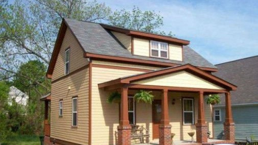 Nhà cấp 4 theo lối kiến trúc châu Âu với kiểu nhà gác lửng viền nâu và tường có đường vân giả gỗ. Ảnh: ĐTA.