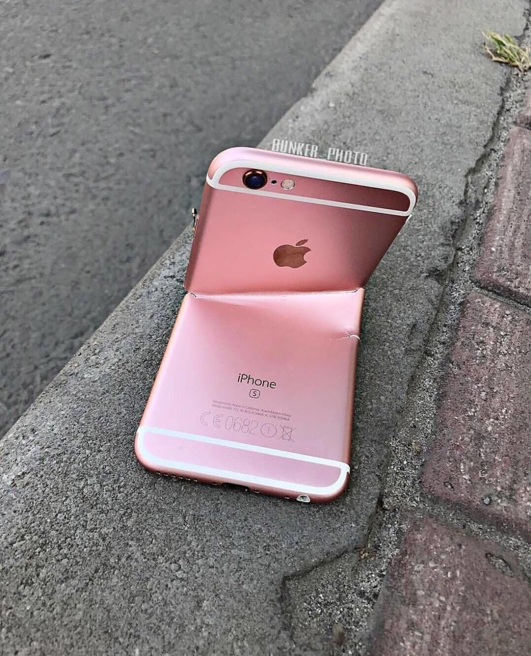 Bẻ gãy iPhone mới chỉ để thỏa mãn thú chơi. Ảnh: Richkids.