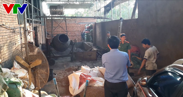 Lực lượng chức năng đã lập biên bản, tạm giữ toàn bộ tang vật đồng thời lấy mẫu mang đi kiểm định để tiếp tục điều tra. Ảnh: VTV.