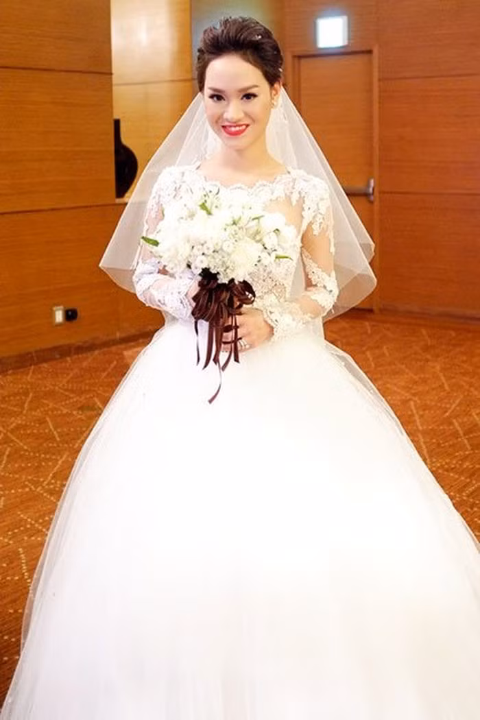 Theo một vài nguồn tin, bộ váy của Trà My Idol với những họa tiết làm thủ công cầu kỳ có giá hơn 200 triệu đồng. Ảnh: VTC.