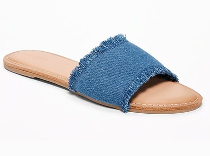 Đây được xem là một trong những đôi dép lê bạn không thể bỏ qua hè này. Dép lê denim không chỉ mang lại sự thoải mái và thoáng mát cho đôi chân mà còn tôn lên cá tính cho chị em.