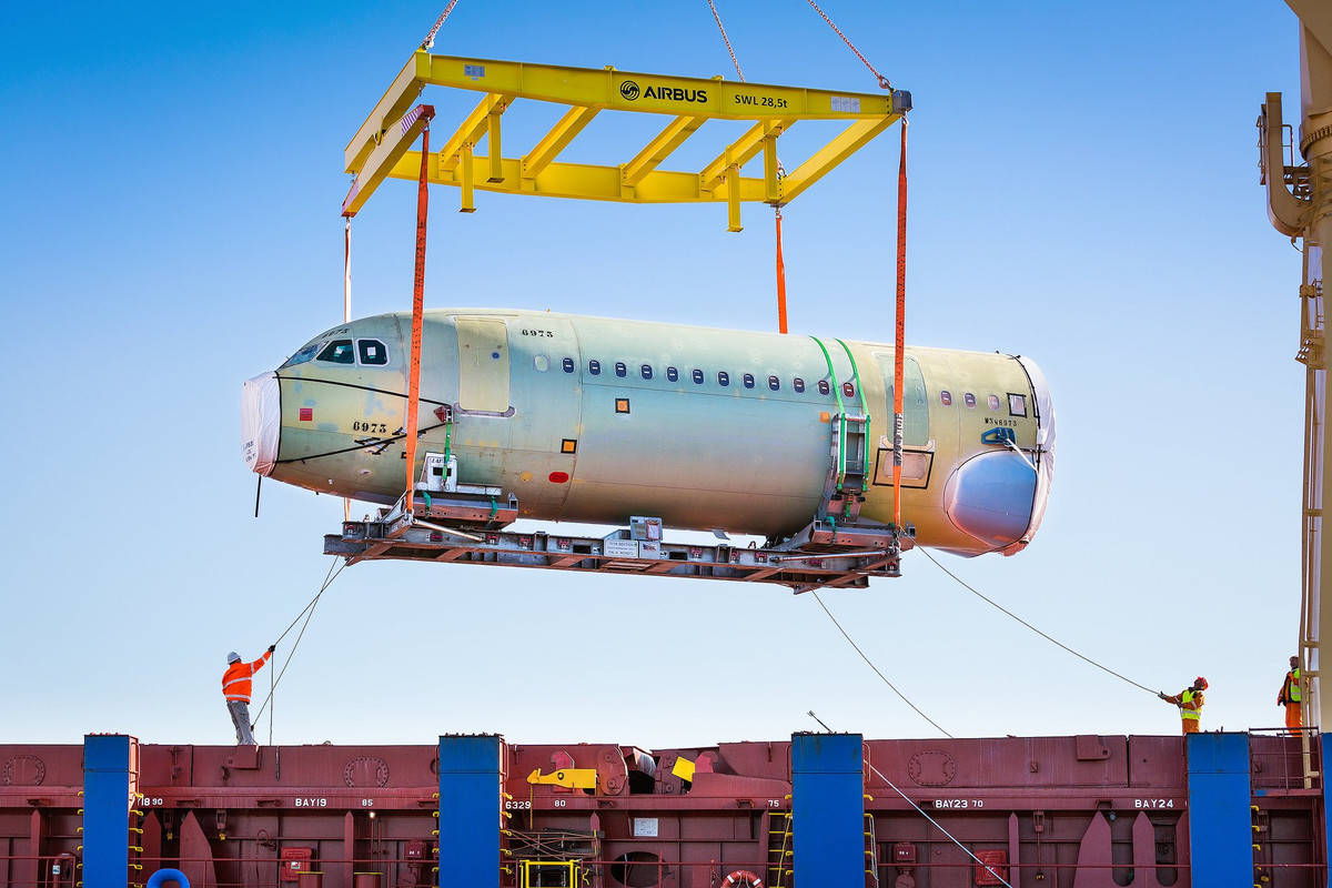 Phần thân trước máy bay Airbus A321 được vận chuyển về sau khi sản xuất tại Saint-Nazaire (Pháp).