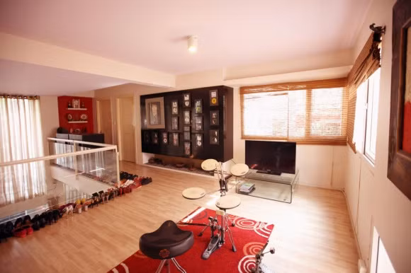 Diện tích rộng nhưng phần trang trí bên trong nhà được tiết chế cẩn thận. Hầu như không có vật dùng thừa. Ảnh: Zing.