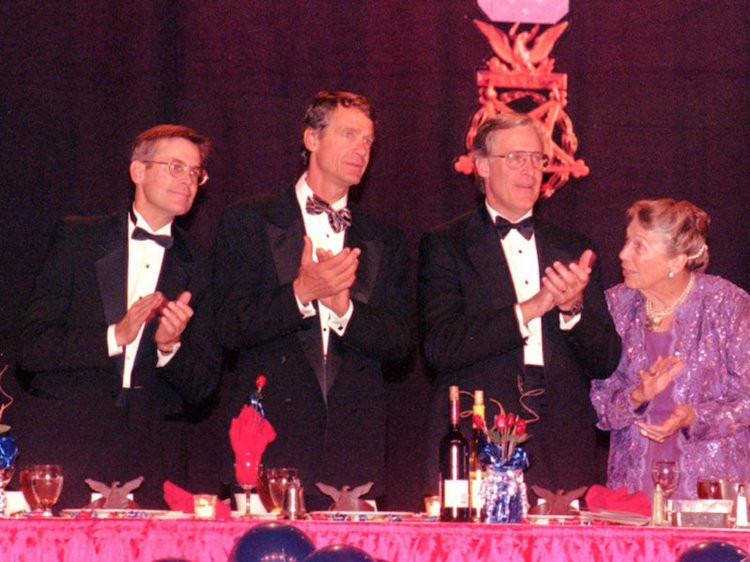 John Walton (thứ hai từ trái sang) đã mất trong một tai nạn máy bay năm 2005 ở tuổi 58.