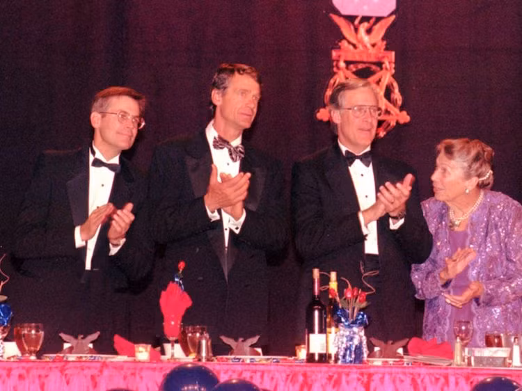 John Walton (thứ hai từ trái sang) đã mất trong một tai nạn máy bay năm 2005 ở tuổi 58.