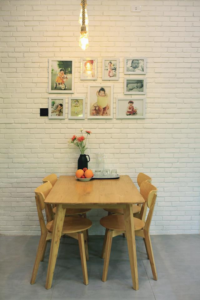 Góc dùng bữa ấm cúng với bộ bàn ăn gỗ.