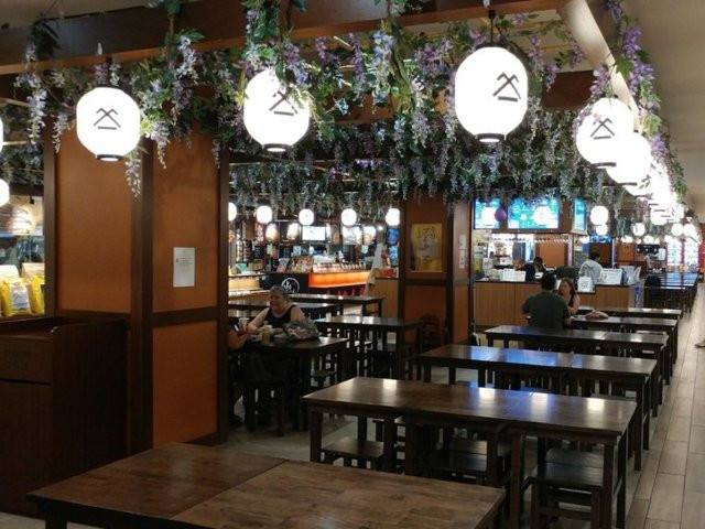 Ala Moana cũng bao gồm khu nhà hàng mô phỏng như Shirokiya Japan Village Walk, phong cách Nhật Bản với 56 cửa hàng và 900 chỗ ngồi.