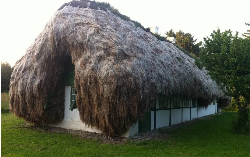 Nguyên liệu để xây nhà là gỗ từ một con tàu bị mắc cạn trên đảo vào những năm 1860.