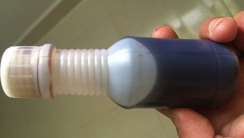 Không chỉ độn đậu nành, bắp...vào cà phê, thông tin trên báo Tuổi trẻ cho thấy trên thị trường còn xuất hiện loại “tinh chất cà phê”, được nhiều người kinh doanh mua về để pha chế thành cà phê, kiếm lợi nhuận khủng. Ảnh: Tuổi trẻ.