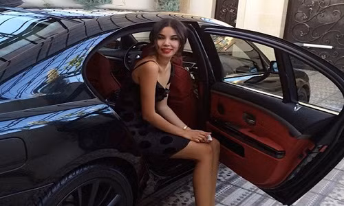 Tuy vậy đời sống sang chảnh của cô vấp phải làn sóng phẫn nộ tại quê nhà, nơi được cho là một trong những đất nước nghèo nhất thế giới ngoài các nước Châu Phi.