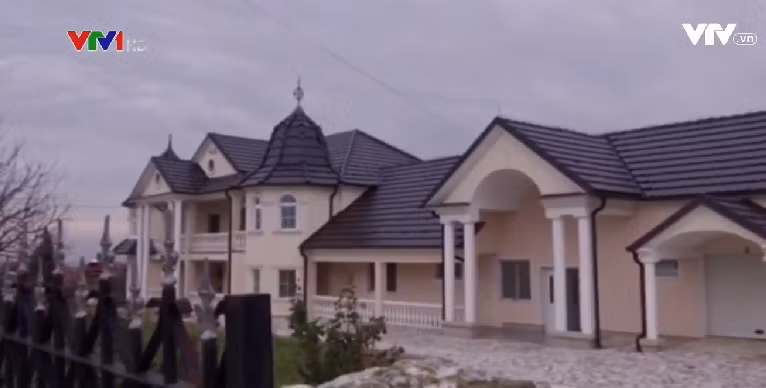 Chủ nhân của những ngôi biệt thự sang trọng này đang sống và làm việc tại các nước Tây Âu.